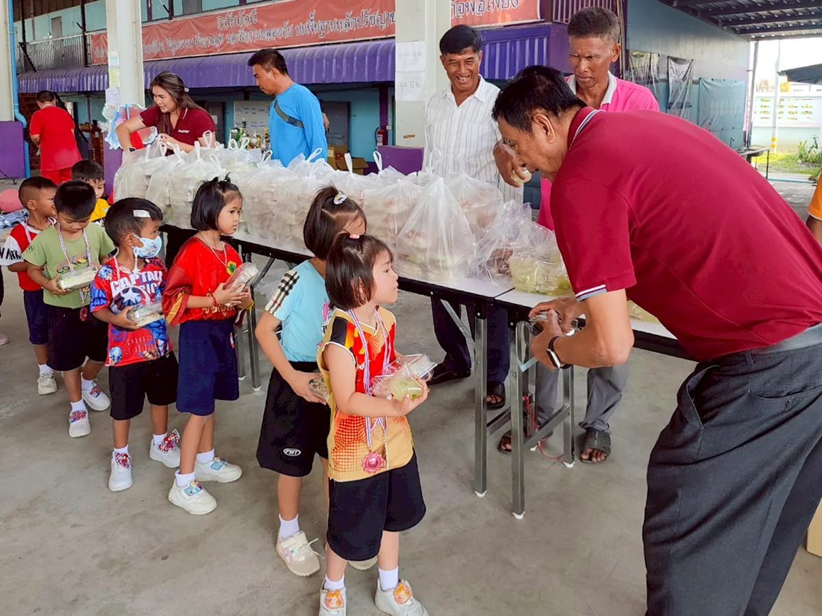 Food distribution at wat koh kaew school