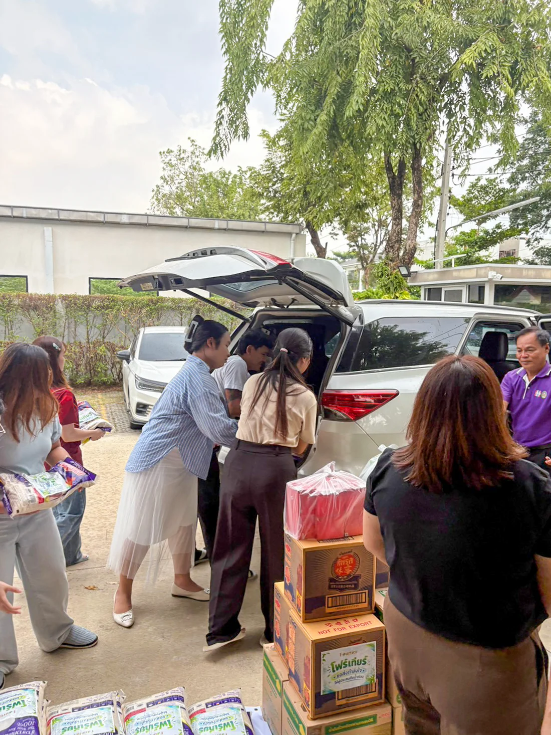 Assisting flood victims village head moo 10 ban rakas