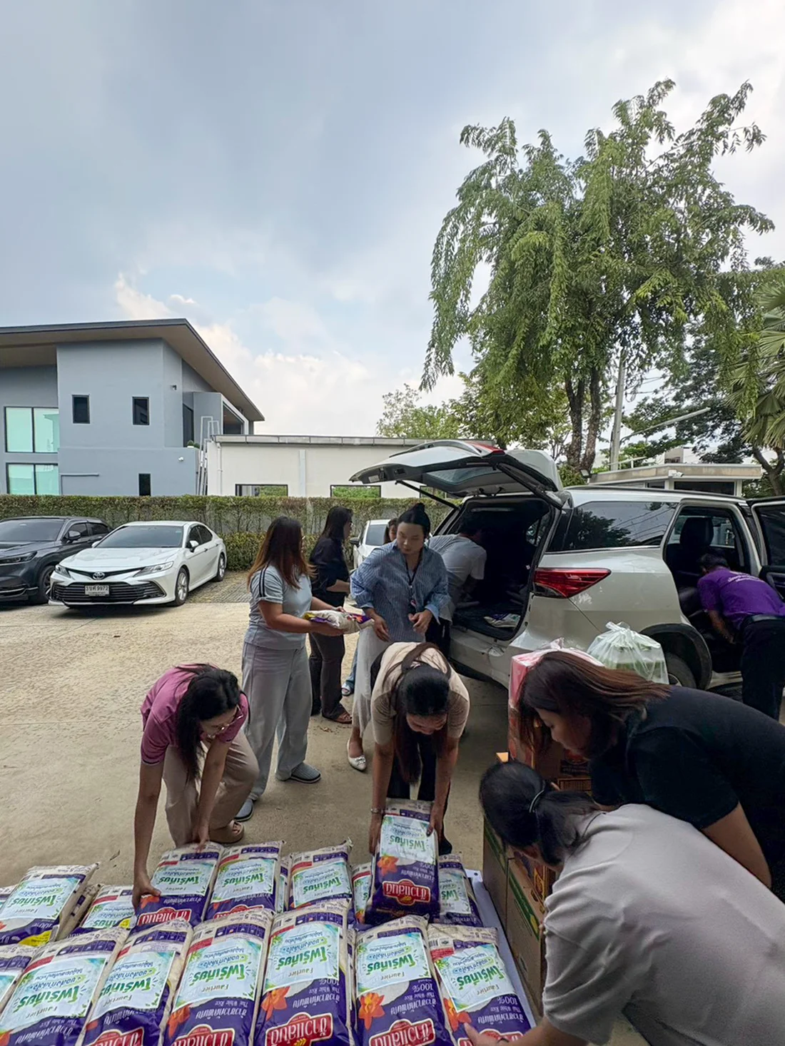 Assisting flood victims village head moo 10 ban rakas