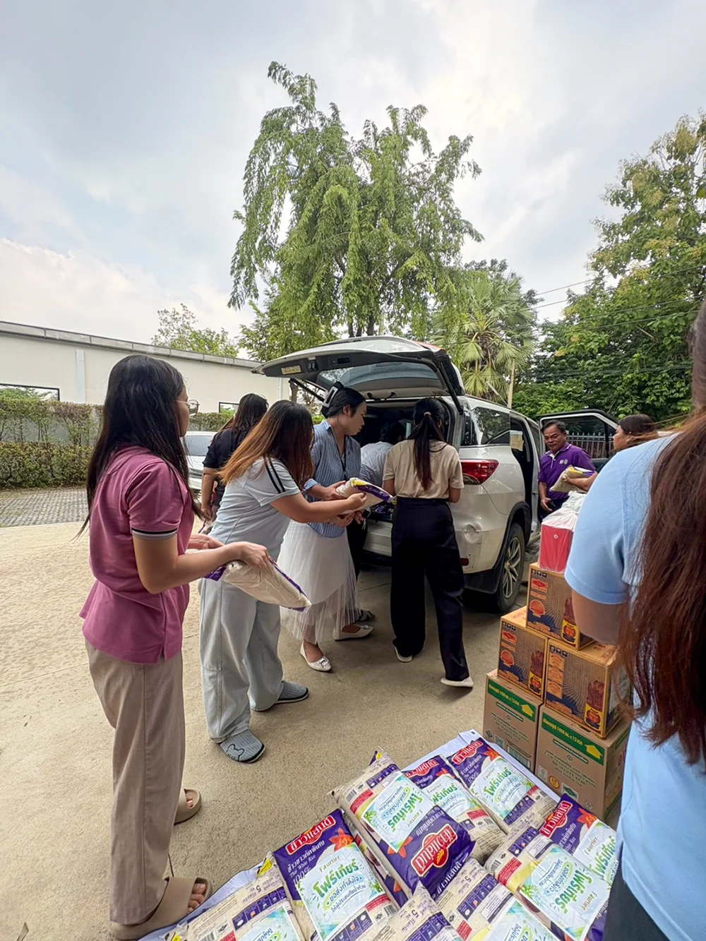 Assisting flood victims village head moo 10 ban rakas