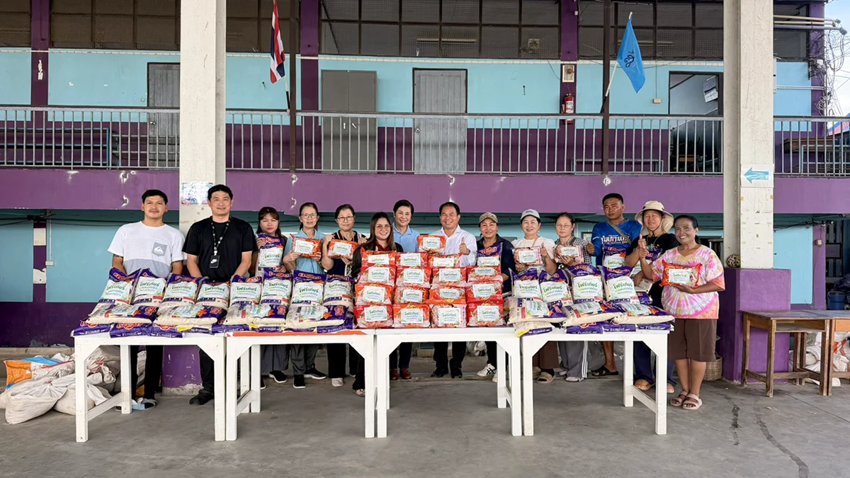 Assisting flood victims wat koh kaew school