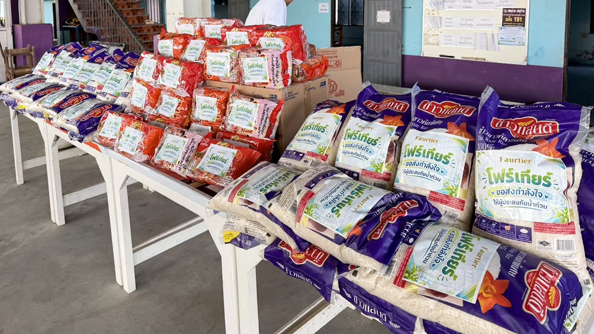 Assisting flood victims wat koh kaew school