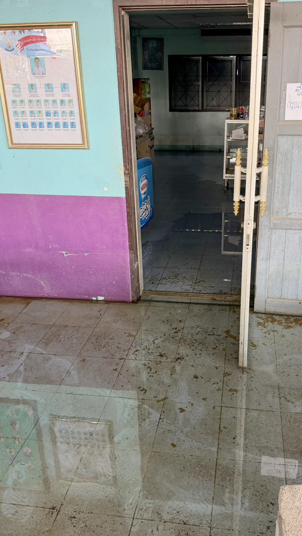 Assisting flood victims wat koh kaew school