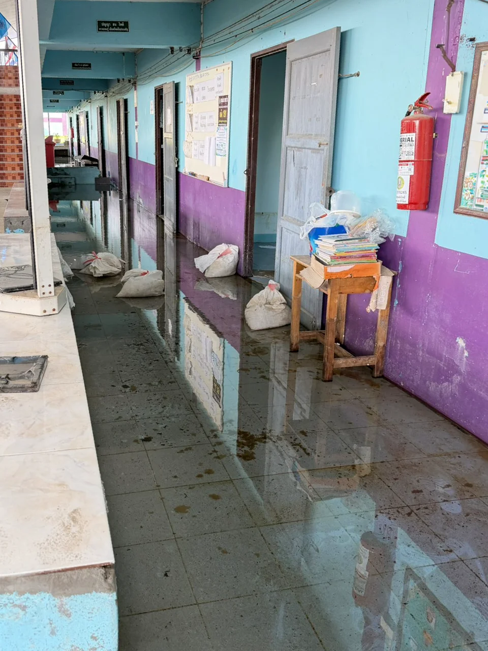 Assisting flood victims wat koh kaew school